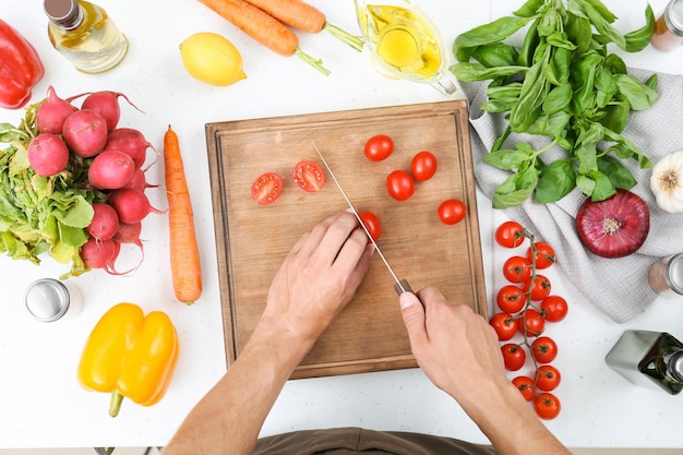 Instruktor krojący warzywa